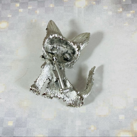 Adorable silver-tone puppy pin with Aurora Borealis eyes - Picture 4 of 4